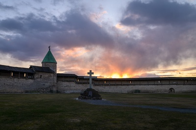 По Пскову на машине и пешком По Пскову на машине и пешком