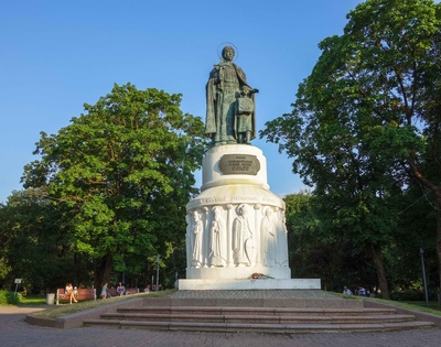 Памятник княгине Ольге в детском парке Памятник княгине Ольге в детском парке